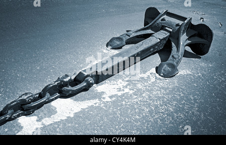 Posto barca ancora con catena su terreno asciutto. Foto in bianco e nero Foto Stock