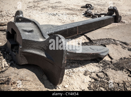 Grande nave di ormeggio del ancora con catena rotta sul terreno Foto Stock