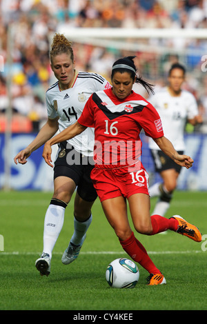 Jonelle Filigno del Canada (16) controlla la sfera contro Kim Kulig della Germania (14) durante la partita di apertura della Coppa del mondo. Foto Stock