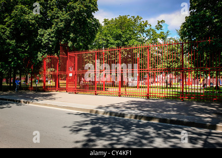 La scherma rosso intorno al Parco Jean-Baptiste Lebas a Lille Francia Foto Stock