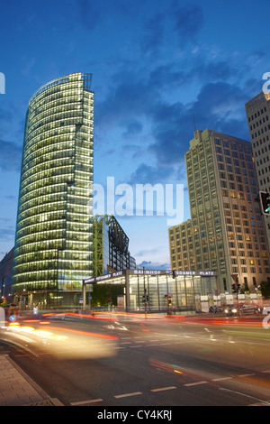 Potsdamer Platz e moderni edifici e traffico di notte, Berlino Foto Stock