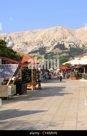 Lungomare spiaggia sulla spiaggia di Baska sull'isola di Krk in Croazia Foto Stock