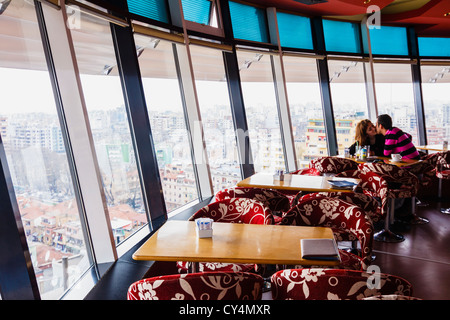 Giovane coppia albanese kissing presso lo Sky Club Panoramic Bar & Restaurant di Sky Hotel a Tirana, Albania. Foto Stock