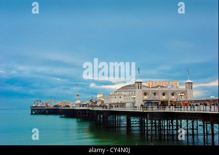 BRIGHTON PIER Palace in prima serata, Brighton, East Sussex, Inghilterra, Regno Unito Foto Stock