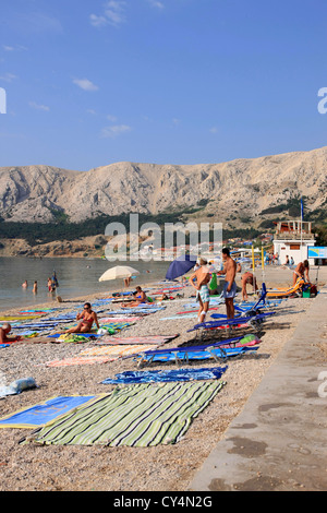 Persone su Baska Village Beach sull'isola di Krk in Croazia Foto Stock