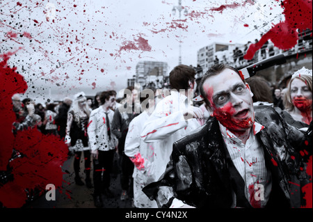 Gli zombie prendendo parte al Brighton zombie parade - xx ottobre 2012 Foto Stock