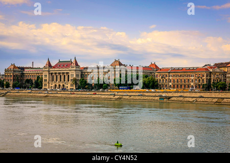 Università di Budapest di tecnologia e di economia edificio sulla rive del fiume Danubio Foto Stock