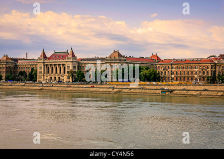 L'Università tecnica di costruzione a Budapest sulle rive del fiume Danubio Foto Stock