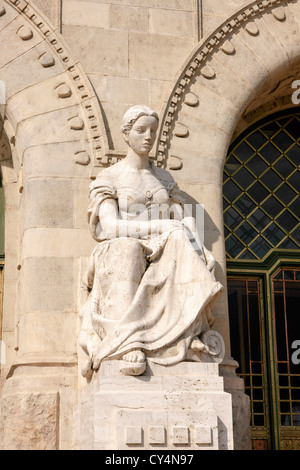 Statua in materia di istruzione e di attività scientifica al di fuori dell'Università Tecnica di Budapest Foto Stock