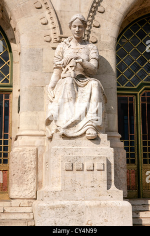 Statua in materia di istruzione e di attività scientifica al di fuori dell'Università Tecnica di Budapest Foto Stock