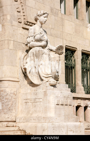 Statua in materia di istruzione e di attività scientifica al di fuori dell'Università Tecnica di Budapest Foto Stock