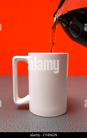Carta bianca tazza da caffè essendo riempito con caffè, aggiungere il vostro testo o grafica Foto Stock