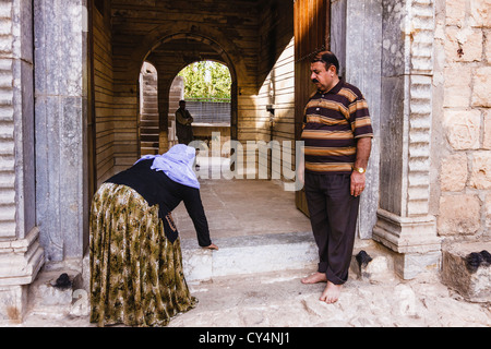 Curdi yazidi visitando i templi sacri di Lalish. Ninawa, Iraq Foto Stock