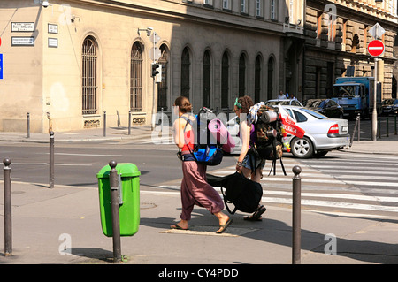Due femmina backpackers a piedi lungo le strade di Budapest Foto Stock
