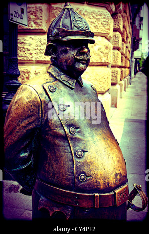 Statua del poliziotto su Zrinyi utca a Budapest Foto Stock