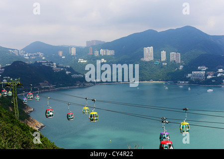 Funivie di collegamento delle due parti di Ocean Park di Hong Kong. Deep Water Bay è in background. Foto Stock