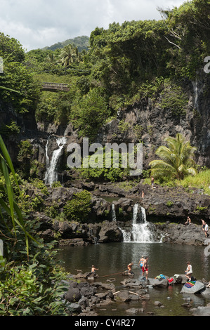 Elk284-4881v Hawaii Maui, Haleakala National Park, sette piscine sacra con i visitatori Foto Stock