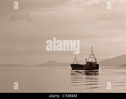 Nave costiera cuoce a vapore nelle tranquille acque costiere a Loch Linnhe, Highlands scozzesi Foto Stock