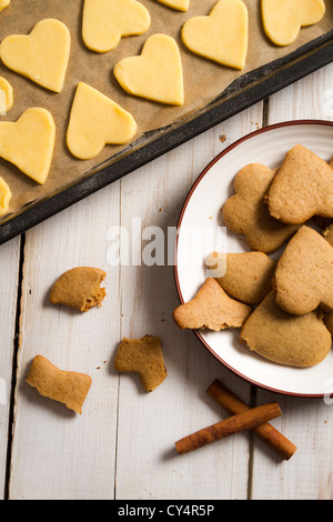 Degustazione appena sfornato gingerbread cookies per Natale Foto Stock