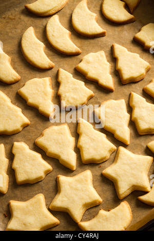 Pane appena sfornato, biscotti di Natale su un vassoio da forno Foto Stock