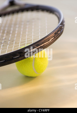 Studio Shot of tennis racket with ball Foto Stock