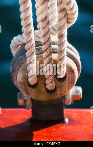 Stati Uniti d'America, Maine, Camden, vista ravvicinata di corde sul ponte dello yacht Foto Stock