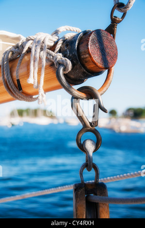 Stati Uniti d'America, Maine, Camden, Close-up shot di yacht boom Foto Stock