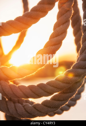 Stati Uniti d'America, Maine, Camden, vista ravvicinata di corde sul ponte dello yacht Foto Stock