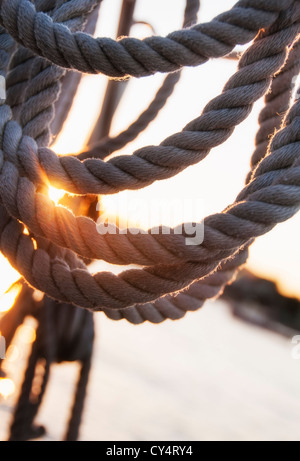 Stati Uniti d'America, Maine, Camden, vista ravvicinata di corde sul ponte dello yacht Foto Stock