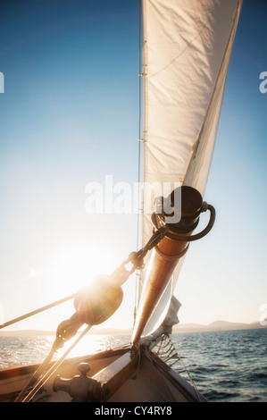 Stati Uniti d'America, Maine, Camden, vista del mare con la prua dello yacht e vela in primo piano Foto Stock