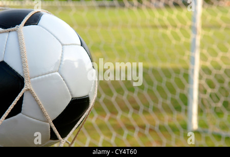 Calcio - pallone da calcio in gol contro il campo Foto Stock