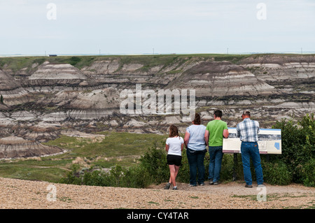 Una famiglia in vacanza di quattro visite Horseshoe Canyon si trova in Alberta Canada's badlands vicino alla città di Drumheller. Foto Stock