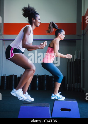 Stati Uniti, California, Laguna Niguel, due donne nella fase aerobica Foto Stock