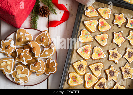 Cookie e regali per le feste sul tavolo Foto Stock