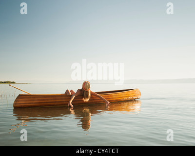 Stati Uniti d'America, Utah, Garden City, giovane donna rilassante in canoa Foto Stock