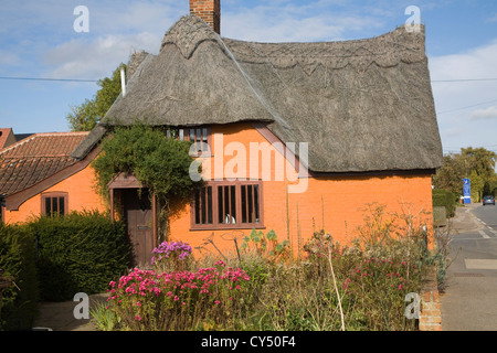 Storico cottage con il tetto di paglia house Hollesley, Suffolk, Inghilterra Foto Stock