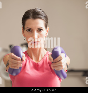 Stati Uniti d'America, Utah, Orem, giovane donna esercizio con elastici Foto Stock