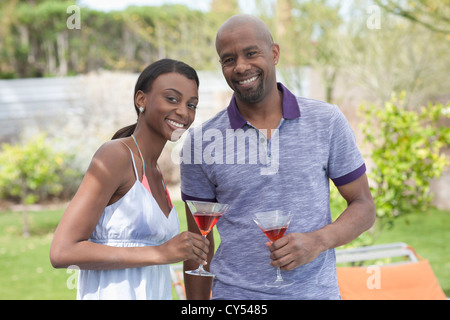 African American giovane socializzare attorno alla piscina Foto Stock