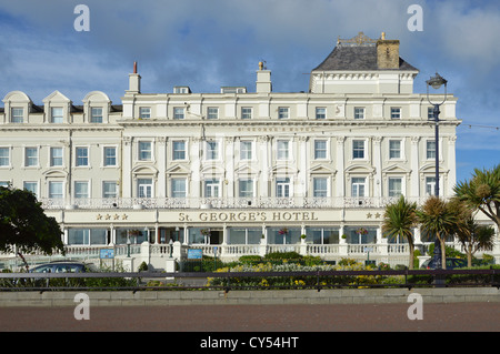 Llandudno Galles anteriore del St Georges Hotel fronte mare che mostra 4 stelle sul suo scudo segno Conwy Clwyd North Wales UK Foto Stock