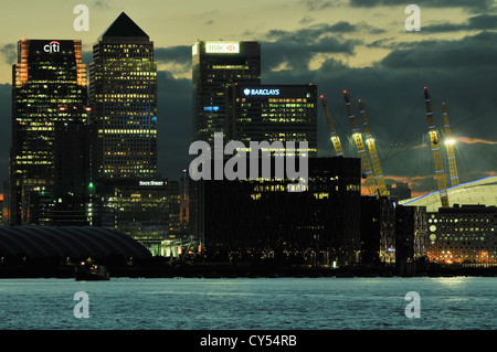 Canary Wharf e la O2 Arena al tramonto, vista da Woolwich, South East London, Regno Unito Foto Stock