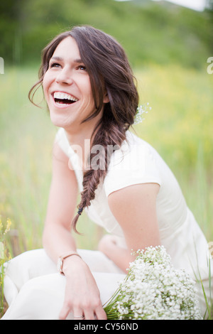 Stati Uniti d'America, Utah, Salt Lake City, Ritratto di ridere donna che guarda verso l'alto Foto Stock