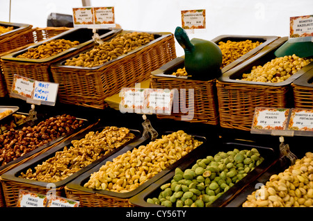 I dadi per la vendita sul mercato continentale in stallo York North Yorkshire England Regno Unito Regno Unito GB Gran Bretagna Foto Stock