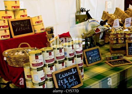 Lattine di cassoulet alimentare in vendita sul mercato continentale stallo York North Yorkshire Inghilterra Regno Unito GB Gran Bretagna Foto Stock