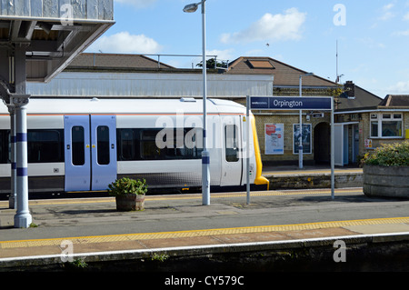 Treni passeggeri in attesa in corrispondenza della piattaforma Orpington stazione ferroviaria Kent England Regno Unito Foto Stock