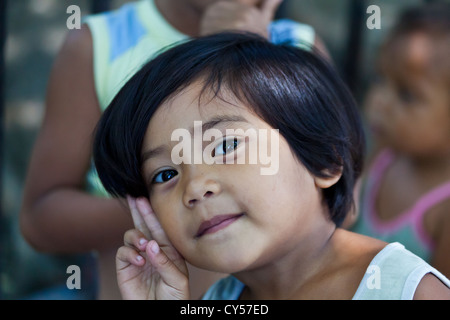 Carino bambina nella vecchia città di Manila, Filippine Foto Stock