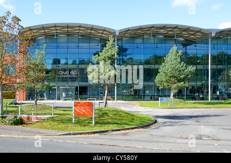 Vetro moderno edificio per uffici a piena altezza vetri al prospetto principale in ambiente panoramico situato vicino a Sevenoaks stazione ferroviaria Kent England Regno Unito Foto Stock