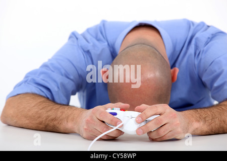 Ha sottolineato l'uomo la riproduzione di video gioco Foto Stock