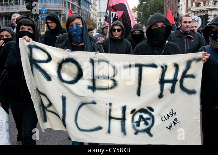 Anarchico Black Bloc perturbare Anti-austerità e anti tagli protesta organizzata dalla TUC hanno marciato attraverso il centro di Londra Ott 201 Foto Stock