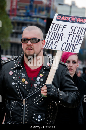 Anarchico Black Bloc perturbare Anti-austerità e anti tagli protesta organizzata dalla TUC hanno marciato attraverso il centro di Londra Foto Stock