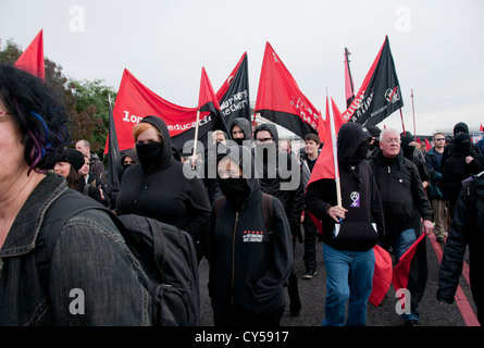 Anarchico Black Bloc perturbare Anti-austerità e anti tagli protesta organizzata dalla TUC hanno marciato attraverso il centro di Londra Foto Stock